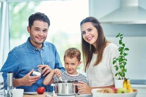 jong familie uitgeven tijd samen in de keuken foto