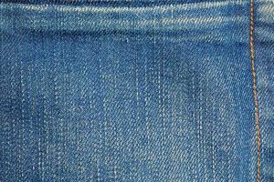 getextureerde oud blauw versleten jeans - modieus jeans ontwerp. details. foto