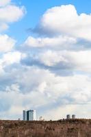 cumulus wolken in lucht over- gebouwen en bossen foto