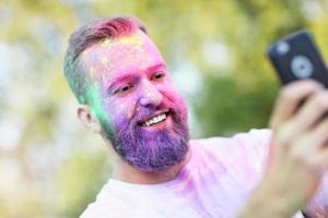 groep van vrienden hebben pret Bij kleur festival foto