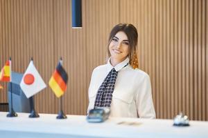 receptioniste werken in een hotel foto