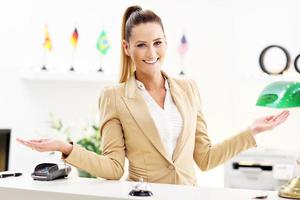 gelukkig receptioniste werken in hotel foto