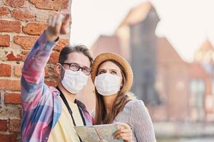 volwassen toeristen in maskers bezienswaardigheden bekijken gdansk Polen foto