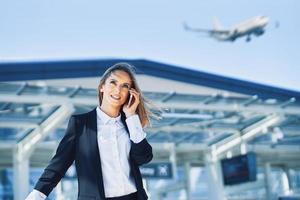 volwassen vrouw passagier Bij de luchthaven foto