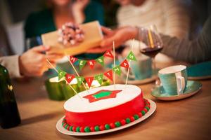 buik van groep van vrienden met presenteert vieren Kerstmis Bij huis foto