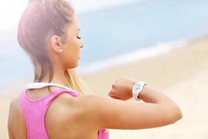 vrouw jogging Aan de strand foto