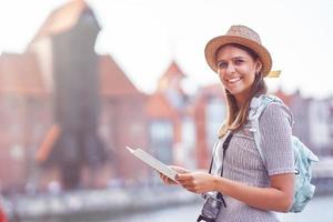 vrouw gelukkig toerist bezienswaardigheden bekijken gdansk Polen in zomer foto