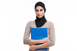 moslim vrouw over- wit achtergrond foto