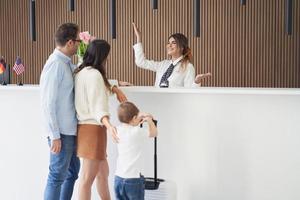 afbeelding van familie controle in hotel foto