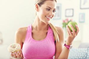 sportief vrouw met appel en donut na training foto