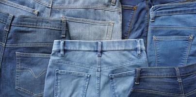 divers blauw tinten en maten van paren van denim jeans terug kant foto
