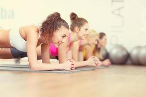 groep van Dames werken uit in Sportschool foto