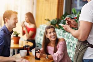 schattig paar Aan een datum in restaurant foto