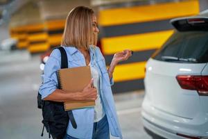 leerling weggaan auto in ondergronds parkeren veel foto