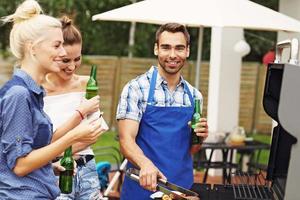 groep van vrienden hebben barbecue partij foto