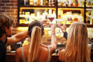 groep van vrienden genieten van drinken in bar foto