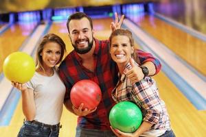 vrienden spelen bowling foto