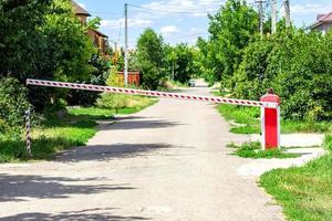 barrière poort automatisch systeem voor veiligheid in dorp foto