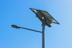 straat licht met zonne- paneel. LED lamp hernieuwbaar energie foto