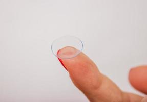 vrouw vinger met contact lens geïsoleerd Aan wit foto