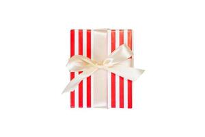 Kerstmis of andere vakantie handgemaakt Cadeau in rood papier met goud lintje. geïsoleerd Aan wit achtergrond, top visie. dankzegging geschenk doos concept foto