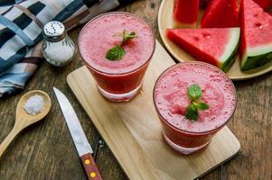 watermeloen smoothie fruit Aan hout tafel , zoet fruit drankjes Aan zomer voor gezond eetpatroon foto