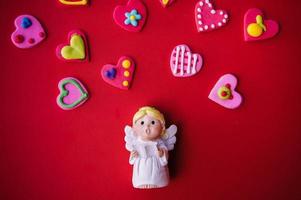 Cupido pop en hartvormig Aan rood achtergrond foto