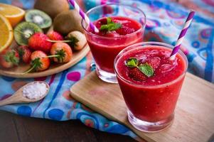 aardbei yoghurt smoothie smakelijk fruit zoet drinken voor Gezondheid Aan zomer foto