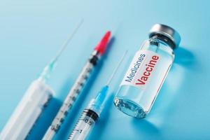 geneesmiddelen met injectiespuit vaccin ampul Aan een blauw achtergrond. foto