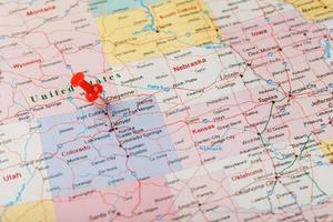rood klerikaal naald- Aan een kaart van Verenigde staten, Wyoming en de hoofdstad cheyenne. dichtbij omhoog kaart van Wyoming met rood overstag, ons kaart pin foto