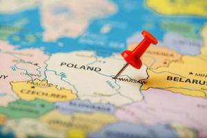 de rood knop geeft aan de plaats en coördinaten van de bestemming Aan de kaart van de land van Warschau. foto