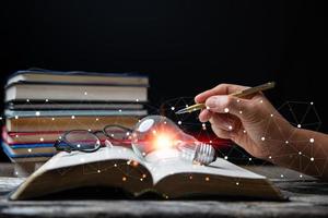 licht bollen en boeken. concept van lezing boeken, kennis, en zoeken voor nieuw ideeën. innovatie en inspiratie, creativiteit met fonkelend lichten, de inspiratie van ideeën. foto