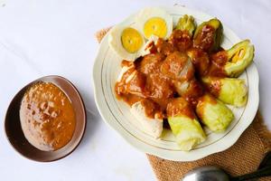 siomay of knoedels is traditioneel Indonesisch- China voedsel met pinda saus. siomay gemaakt knoedels, tofu, kool broodjes, aardappelen, bitter kalebas en pinda saus. afm som, shaomai, siu maai, shaomai foto