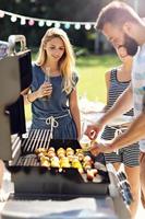 vrienden hebben barbecue partij in achtertuin foto