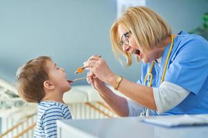 kinderarts dokter onderzoeken weinig kinderen in kliniek foto