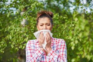 jong vrouw hebben allergisch symptomen met zakdoek foto