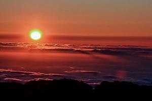 zonsondergang over de oceaan foto