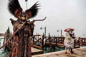 niet geïdentificeerd mensen vervelend carnaval maskers Bij de Venetië carnaval in Venetië, Italië, ongeveer februari 2022 foto