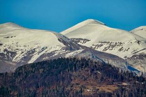 besneeuwde berglandschap foto