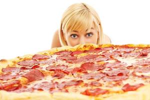 vrouw en pizza foto
