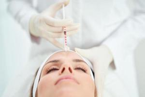 een tafereel van medisch schoonheidsspecialiste behandelingen botox injectie. foto