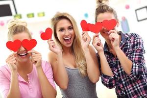 drie mooi jong Dames chillen Bij huis foto