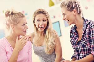 drie mooi jong Dames chillen Bij huis foto