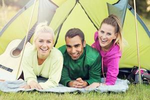 groep van vrienden camping in Woud foto