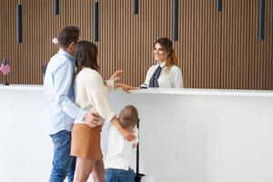 afbeelding van familie controle in hotel foto