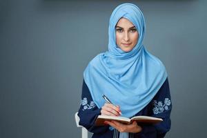 moslim vrouw leerling aan het leren Bij huis foto