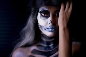 spookachtig portret van vrouw in halloween gotic bedenken foto