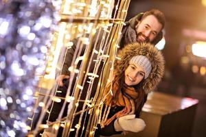 volwassen paar hangende uit in de stad gedurende Kerstmis tijd foto