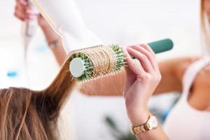 volwassen vrouw Bij de haar- salon foto