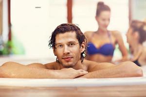 groep van vrienden genieten van jacuzzi in hotel spa foto